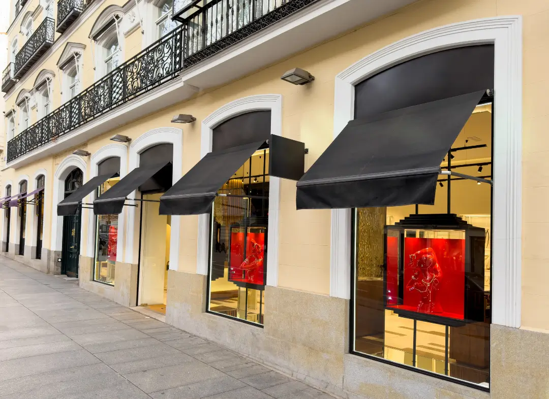 Façade vitrine de magasin en aluminium sur mesure à Haguenau